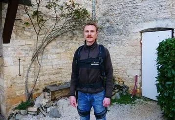 <em class="placeholder">Valentin Cadel, vigneron à Fontaines en Saône-et-Loire, équipé d&#039;un exosquelette Hapo SD.</em>