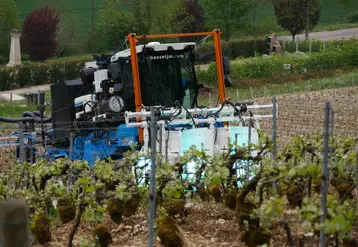 <em class="placeholder">Passage de la machine de stimulation de la vigne aux UV  d&#039;UV Boosting, dans des vignes en pente de Champagne. Au champagne Serge Mathieu à Avirey-Lingey dans l&#039;Aube, le 4 ...</em>