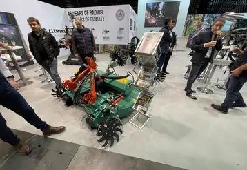 <em class="placeholder">Gyrobroyeur Clemens équipés d&#039;étoiles Kress et de disques émotteurs au Vinitech 2024</em>