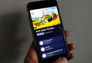 <em class="placeholder">Main tenant un smartphone ouvert sur l&#039;appli Winology</em>