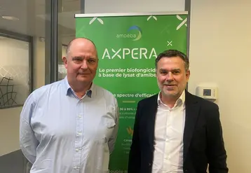 <em class="placeholder">Jean-François Doucet, directeur Général d’Amoéba (à droite) et  Jean-Luc Souche, en charge du développement du biocontrôle chez Amoéba, annoncent l’obtention ...</em>