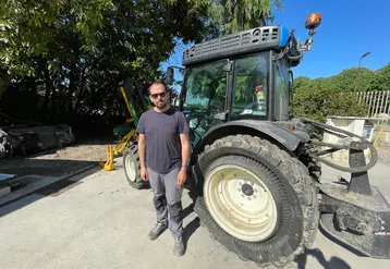 <em class="placeholder">Cédric Rougier devant son tracteur New Holland T4.100N équipé de pneumatiques Trelleborg Pneutrac </em>