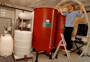 <em class="placeholder">Vigneron ajoutant des levures ensemencees quelques jours plus tot a la recolte de l annee. Ensemencement des levures pour la vignification des vins effervescents de Champagne.</em>