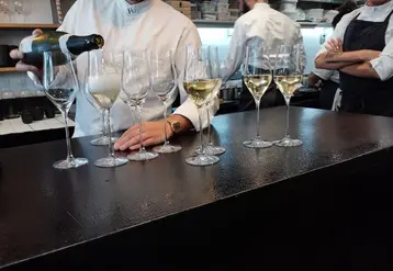 <em class="placeholder">Service d&#039;un crémant d&#039;alsace dans un restaurant parisien. </em>