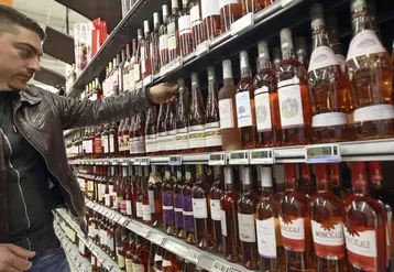 <em class="placeholder">client de supermarché dans un rayon vins. Grande distribution. magasin Carrefour. jeune consommateur dans une grande surface. choix d&#039;un vin rosé cabernet d&#039;anjou. achat ...</em>