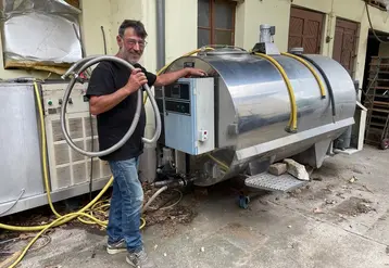 <em class="placeholder">Auguste Klein, vigneron, avec son tank à lait.</em>