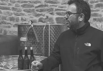 <em class="placeholder">

    Print

David Croix, viticulteur sur 8 ha au Domaine des Croix, à Beaune, en Côte-d’Or</em>