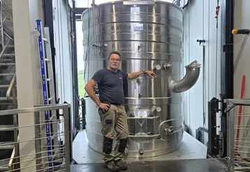 David Fourtout, vigneron du chateau Les Mondérys, présente sa cuve mobile grâce à un ascenseur dédié. 