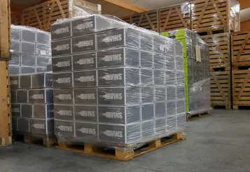 <em class="placeholder">Palette de vin dans un domaine viticole prête pour l&#039;expédition.</em>