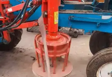 <em class="placeholder">Montage d&#039;un enrouleur de fils fait maison sur une tarière de vigne.</em>