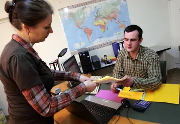 <em class="placeholder">Exploitant agricole effectuant les tâches administratives de son exploitation. Travail administratif en couple. Transmission de documents. Bureau. Dossiers. Documents. ...</em>