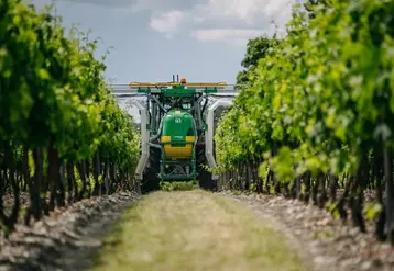 <em class="placeholder">Pulvérisateur avec panneaux récupérateurs Dagnaud</em>