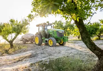 <em class="placeholder">Tracteur John Deere 5105 EN avec un atomiseur dans les vergers</em>
