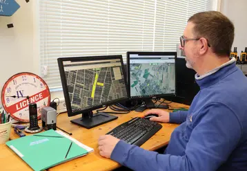 <em class="placeholder">Vigneron devant son ordinateur consultant un logiciel de gestion de parcelles nomme Wine2process. Programme informatique de gestion parcellaire pour la viticulture.</em>