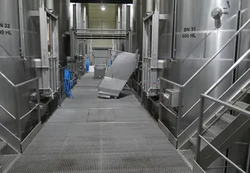 <em class="placeholder">Chai de la cave coopérative de Tutiac. Cuves en inox de 600 hl, goulotte pour décuvage, vis sans fin sous le sol grillagé pour évacuer le marc</em>