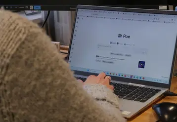 <em class="placeholder">Utilisatrice devant un agrégateur d'IA.</em>