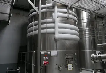 <em class="placeholder">Stabilisation tartrique des vins blancs par le passage au froid en cuves inox à -4°C avant mise en bouteille, chai du domaine de Tariquet, à Eauze dans le Gers</em>