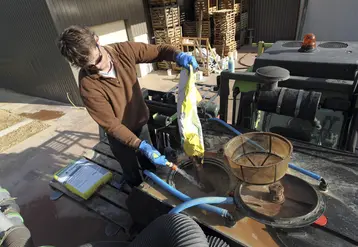 <em class="placeholder">Viticulture. Préparation d'un traitement fongicide préventif en vigne en Champagne. Pulvérisateur  Tecnoma monté sur un enjambeur. Remplissage de la cuve. Mélange du ...</em>