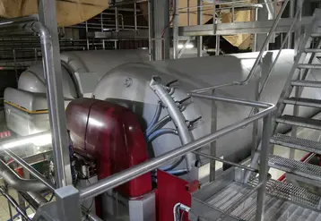 <em class="placeholder">Pressoirs pneumatiques grosse capacité : 320, 450 et 480 hl, à la cave coopérative de Tutiac en Gironde. Bucher Vaslin Xpert, et au fond pressoir inerté avec réserve de ...</em>