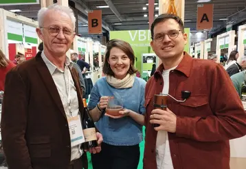 <em class="placeholder">Le vigneron Thierry Daulhiac, et Célia Roussin et Nahabi Velarde, créateurs de Grap à Wine Paris 2026.</em>