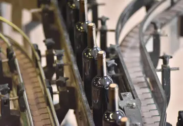 <em class="placeholder">Conditionnement de vin du Sud-Ouest. chaine d'embouteillage à Bergerac. mise en bouteilles de vin rouge millésime 2013. bouteille avec bouchon.</em>