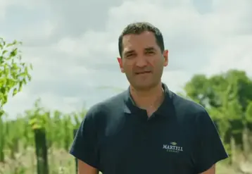 Julien Chadutaud devant les vignes des domaines Jean Martell