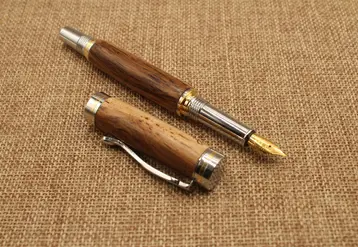 <em class="placeholder">stylos en cep de vigne créé par Romain Guionie, Un arbre deux vies</em>