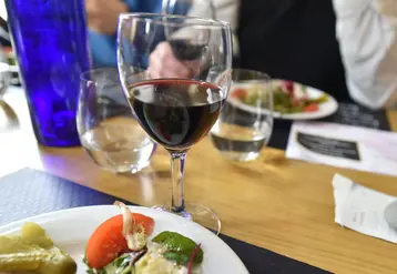 <em class="placeholder">assiette et verre de vin rouge. repas dans un restaurant. consommation. alimentation. restauration hors foyer. RHF. table</em>