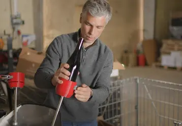 <em class="placeholder">Vincent Lacoste, vigneron au Château de Cranne, 32 ha à Donzac en Gironde et une cireuse à bouteilles</em>