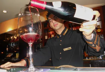 <em class="placeholder">Vin de Bourgogne commercialisé dans un bar en Inde. Pinot noir. Bouteille de vin rouge et verre. Serveur indien. Dégustation. Consommation de vins français en Asie.</em>