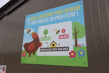 Le panneau affiché au pignon d'un poulailler d'Olivier Sourdin montre l'intérêt du parcours pour la communication auprès des citoyens-consommateurs.