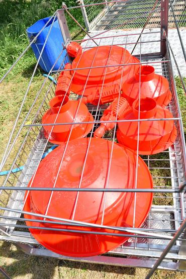 Après 7 à 10 minutes de bain aux ultrasons, ces mangeoires pour canards ressortent complètement décapées.