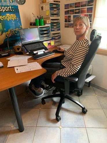Pour Patricia, qui s’occupe de toute la partie administrative de l’élevage, l'ergonomie du poste de travail a été améliorée.