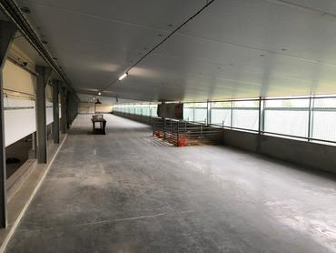 <em class="placeholder">La véranda doit représenter au minimum 30 % de la surface du poulailler (ici 40 %), sans abreuvement ni alimentation, seulement de l’éclairage. Sa toiture doit être ...</em>