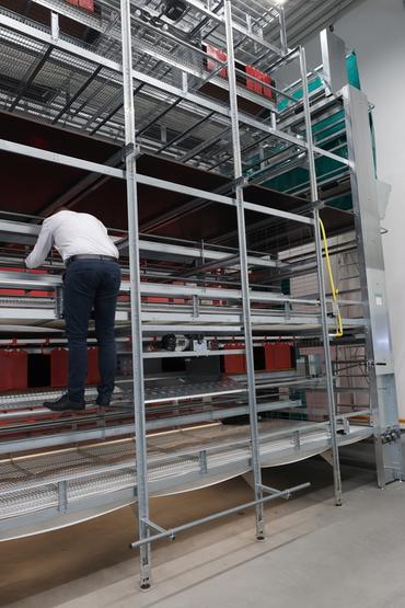 <em class="placeholder">La nouvelle volière Hellmann Pro 11 (ici en version 2 niveaux). En Pologne, elle équipe des bâtiments de 250 000 poules logées sur trois étages.</em>