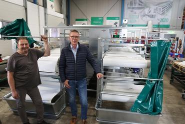 <em class="placeholder">Andréas Mann et Christian Evers terminent l&#039;assemblage d&#039;un prototype de volière plus large destinée au marché américain.</em>