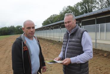 <em class="placeholder">de gauche à droite : L&#039;éleveur Aurélien Bernier en discussion avec Jean-Marc Le Trionnaire au mois de mai sur la plateforme où a été construit un préau pour les dindes </em>