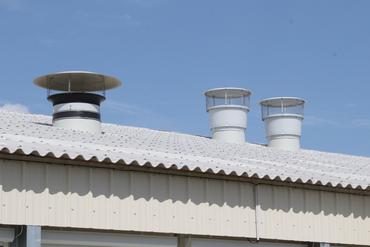 <em class="placeholder">Six cheminées centrales pour l’extraction (claires) et douze pour l’aspiration (avec l&#039;anneau noir) sur les côtés.</em>