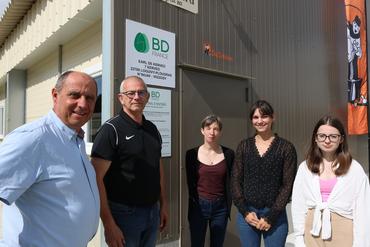 <em class="placeholder">L’équipe BD France (Gérard Munsch le responsable et Marion Le Dinahet, technicienne de l’élevage), avec les époux Grellepoix et leur fille Célia, apprentie sur ...</em>