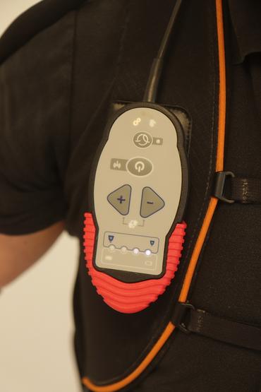 <em class="placeholder">Posée à droite ou à gauche du harnais, la télécommande sert au réglage du niveau de force et à l&#039;arrêt d&#039;urgence (partie rouge).</em>