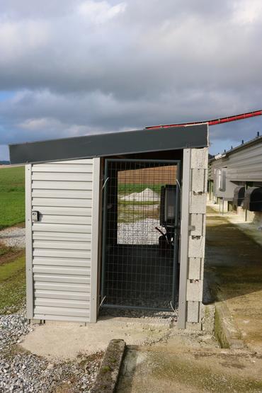 <em class="placeholder">Les locaux bien aérés abritant chacun cinq onduleurs ont été autoconstruits.</em>