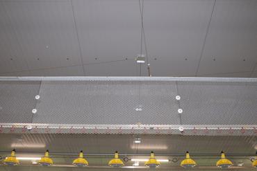 <em class="placeholder">Barrière de séparation des mâles et des femelles dans le bâtiment sur toute la longueur. </em>