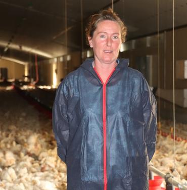<em class="placeholder">Elisabeth Chaves dans son bâtiment neuf de 1350 m², avec son 1er lot de poulets standards. Des panneaux photovoltaïques (en location) complèteront l’installation .</em>