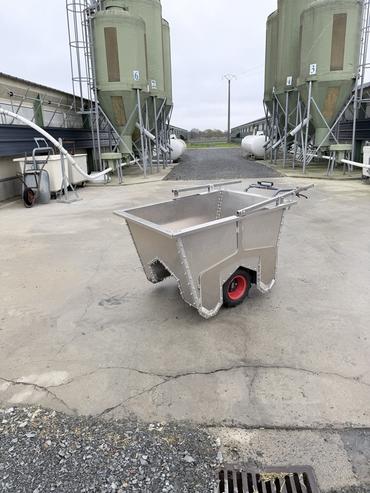 <em class="placeholder">La brouette est composée d’un bac en alu avec deux roues motrices centrales et une roue directrice à l’arrière.</em>