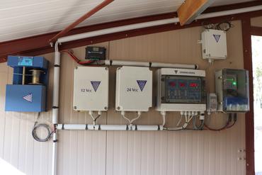 Les équipements se composent de deux sondes pour la température, deux moteurs pour la ventilation latérale et un moteur pour l’ouverture des deux trappes de sortie des animaux. 