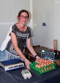 Prenant la suite de son père, Aurélie Roux est passé de l'élevage du poulet conventionnel à l'œuf bio, vendu en direct pour le quart des volumes représentant la ...