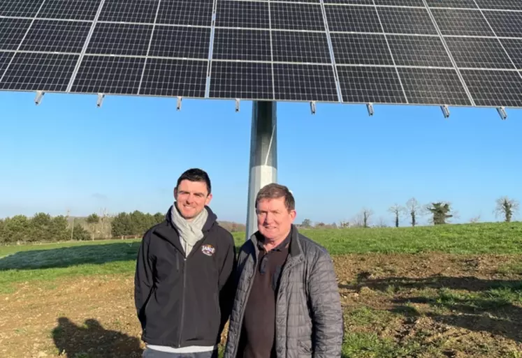Nicolas Giboire installé à la suite de son père Patrick est l’un des 63 éleveurs de Janzé ayant investi dans un tracker photovoltaïque, dans le cadre d’un partenariat avec le fabricant OKwind.