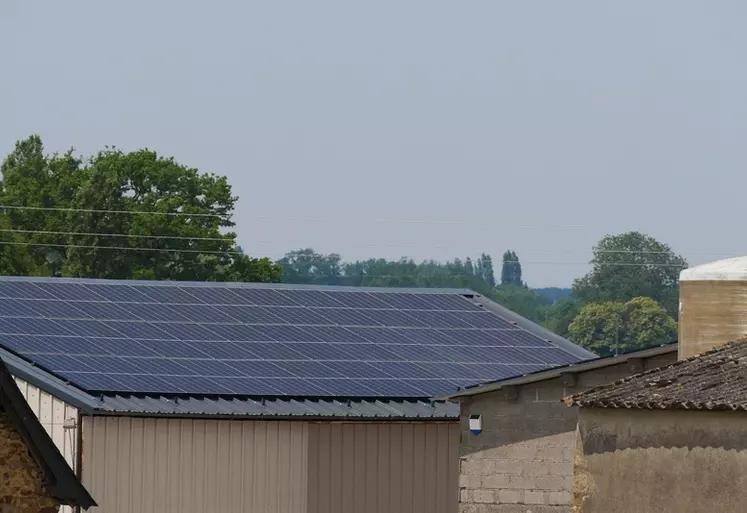 Les centrales photovoltaïques du site avicole ont été installées sur les toitures d'hangars agricoles. 