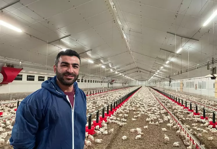 Kamuran Yilmaz, éleveur de poulets à Le Pas en Mayenne, est le premier en France à tester les tubes à leds Junglite, développés spécifiquement pour la volaille de ...