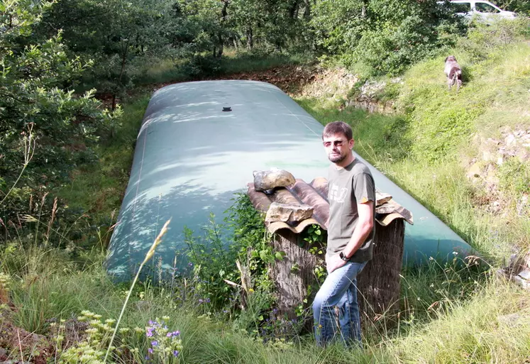 Après un printemps pluvieux, la citerne était pleine fin juin. Sylvain Vérité est optimiste : " il suffira d'une pluie en juillet et d'une en août pour passer l'été ".